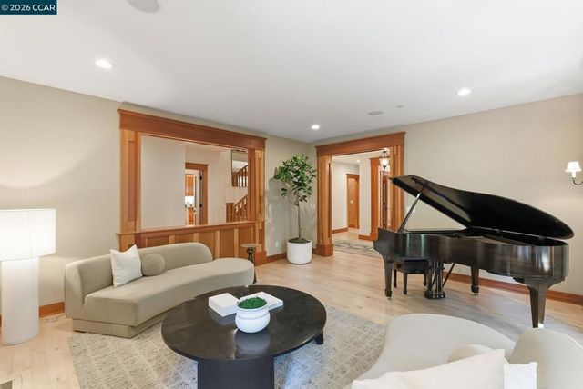 30 Greenwood Ct, Orinda, CA 94563