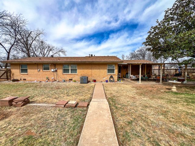 1001 SE 3rd Street, Knox City, TX 79529