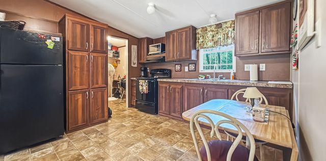 945 Lake Road, Gordonville, TX 76245