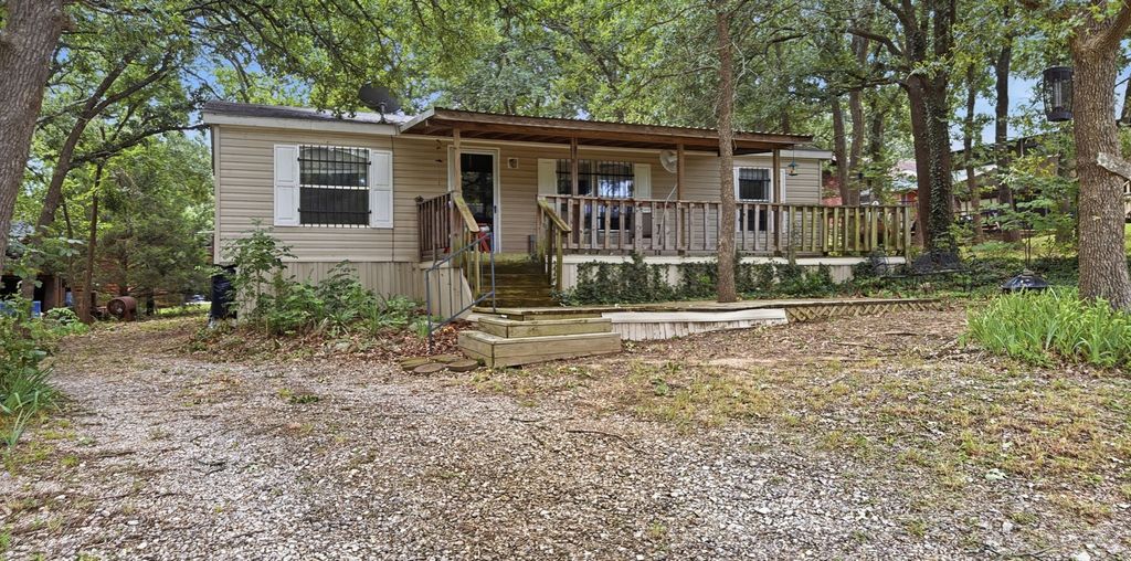 945 Lake Road, Gordonville, TX 76245