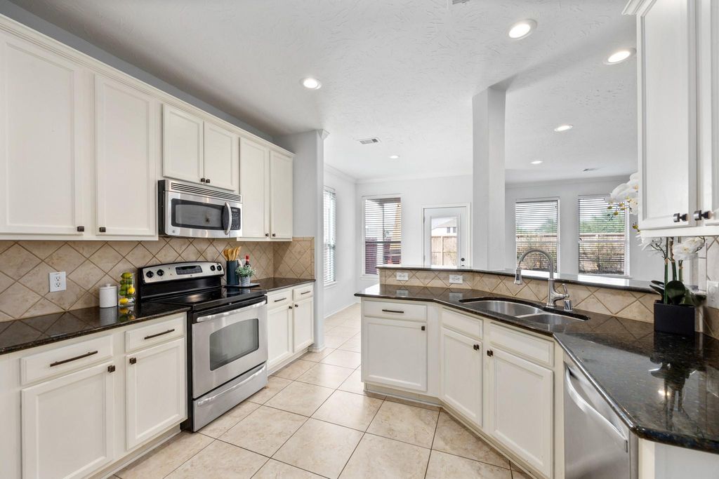 1946 Hawthorne Brook, Fresno, TX 77545