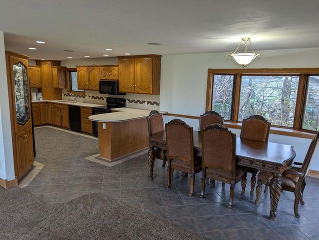 8110 E RITCHIE LANE, New London, WI 54961