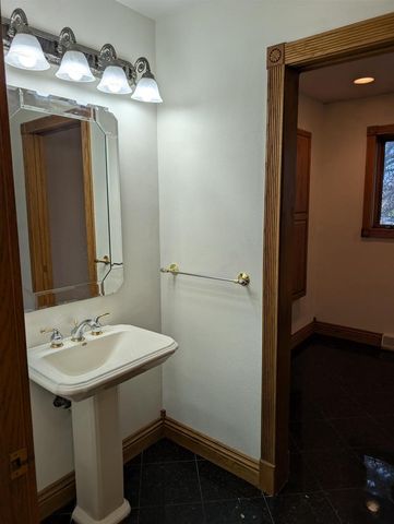 8110 E RITCHIE LANE, New London, WI 54961