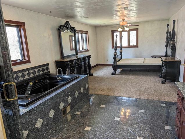 8110 E RITCHIE LANE, New London, WI 54961