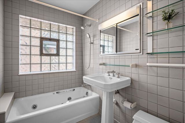 7012 N Kenton Avenue, Lincolnwood, IL 60712