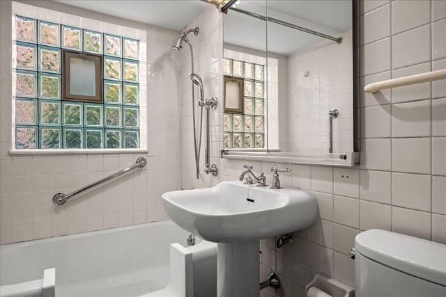 7012 N Kenton Avenue, Lincolnwood, IL 60712