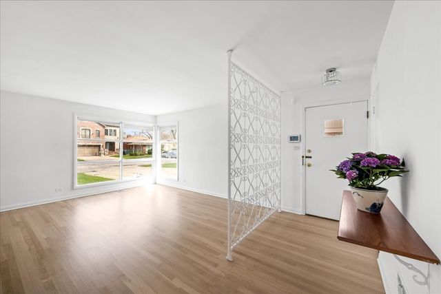 7012 N Kenton Avenue, Lincolnwood, IL 60712