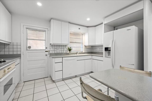 7012 N Kenton Avenue, Lincolnwood, IL 60712