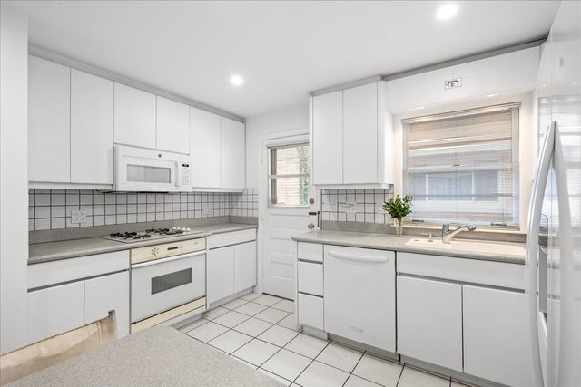 7012 N Kenton Avenue, Lincolnwood, IL 60712