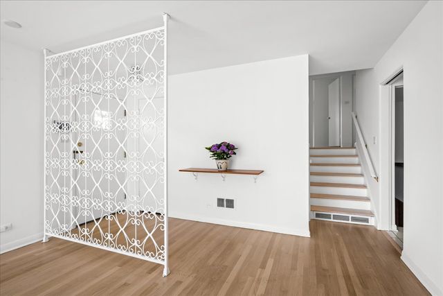 7012 N Kenton Avenue, Lincolnwood, IL 60712