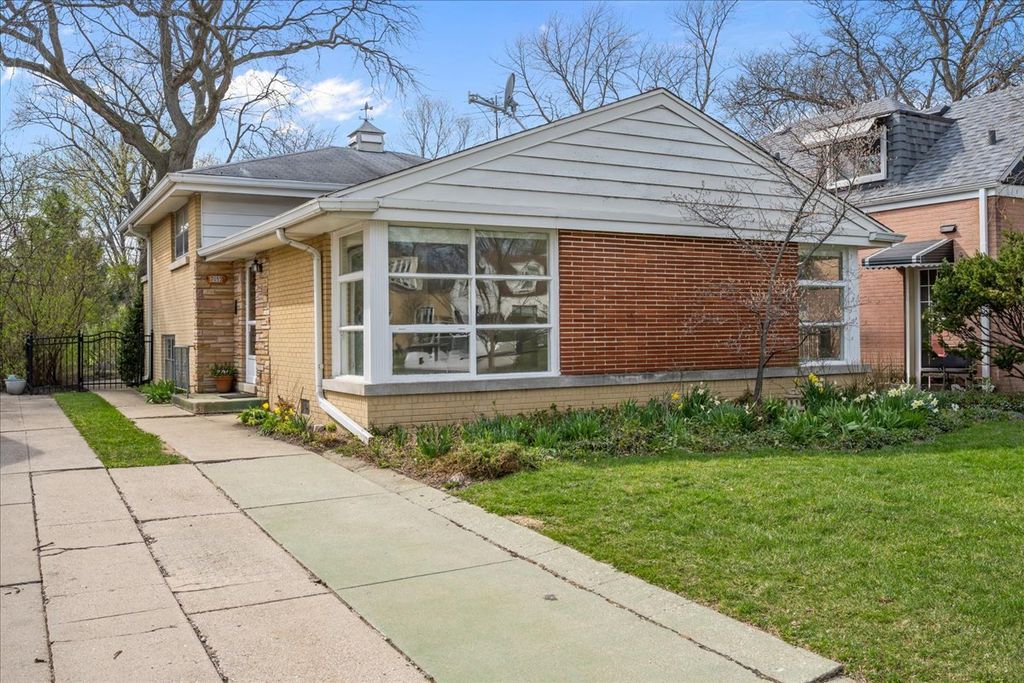 7012 N Kenton Avenue, Lincolnwood, IL 60712