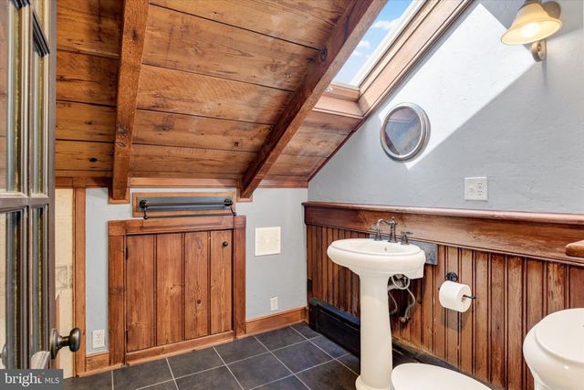 221 LINCOLN WAY W, New Oxford, PA 17350