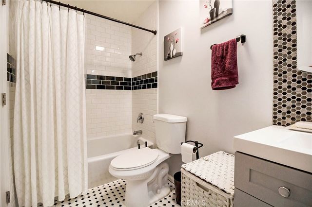28947 E Thousand Oaks 238, Agoura Hills, CA 91301
