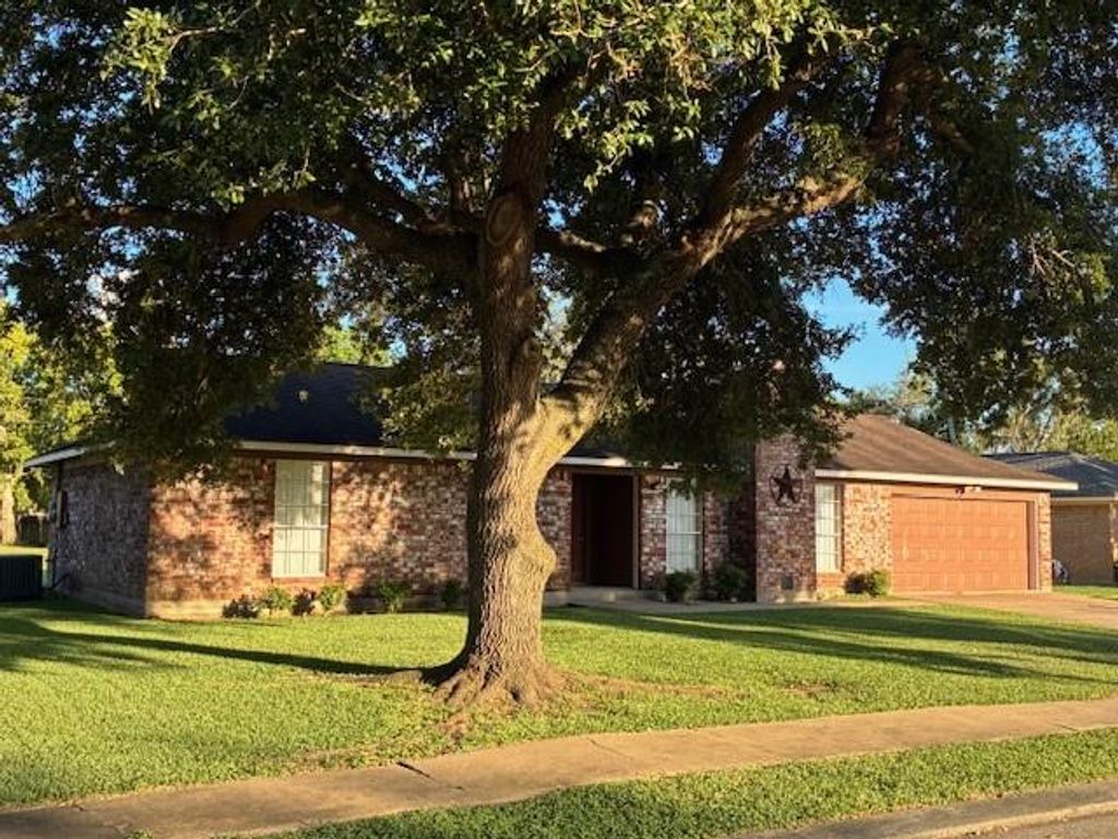 210 Larkspur Street, Lake Jackson, TX 77566