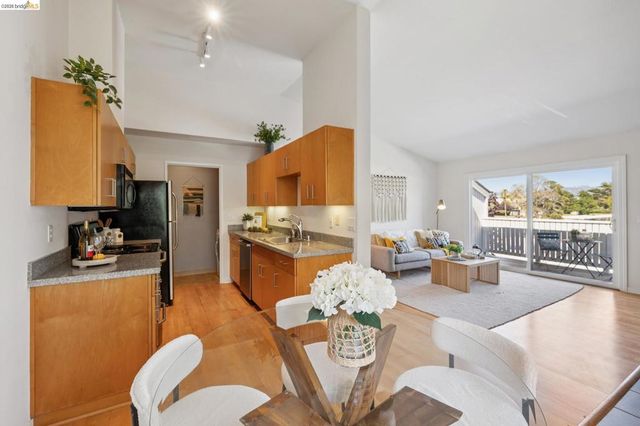 6 Schooner Ct, Richmond, CA 94804
