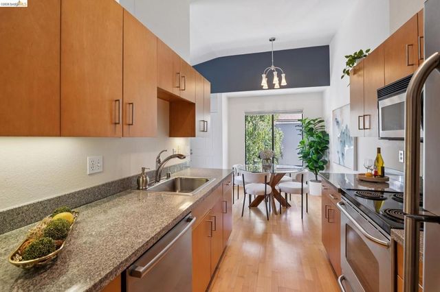 6 Schooner Ct, Richmond, CA 94804
