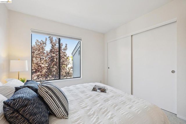 6 Schooner Ct, Richmond, CA 94804