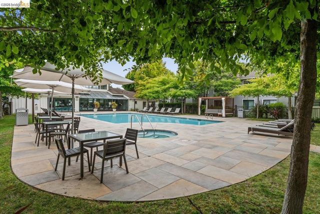6 Schooner Ct, Richmond, CA 94804