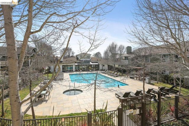 6 Schooner Ct, Richmond, CA 94804