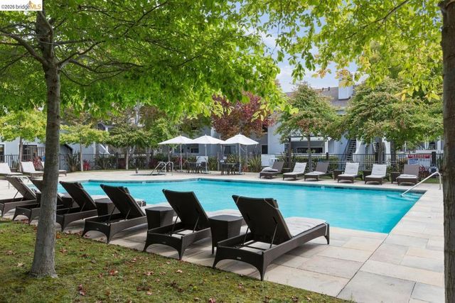 6 Schooner Ct, Richmond, CA 94804