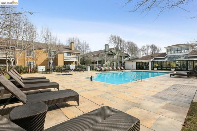 6 Schooner Ct, Richmond, CA 94804