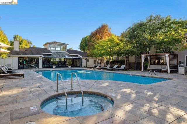 6 Schooner Ct, Richmond, CA 94804