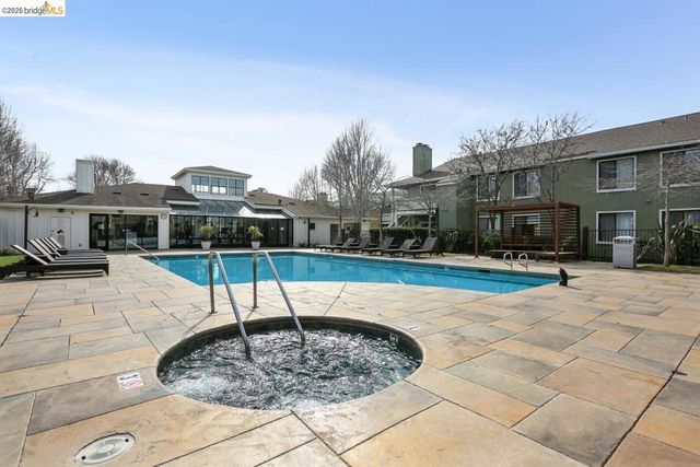 6 Schooner Ct, Richmond, CA 94804
