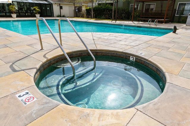 6 Schooner Ct, Richmond, CA 94804