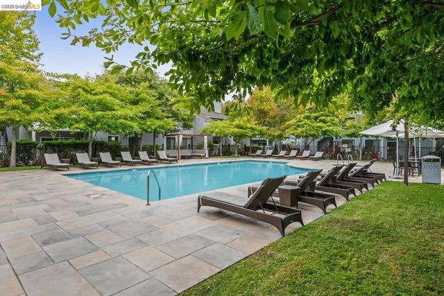 6 Schooner Ct, Richmond, CA 94804