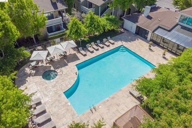 6 Schooner Ct, Richmond, CA 94804