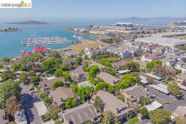 6 Schooner Ct, Richmond, CA 94804