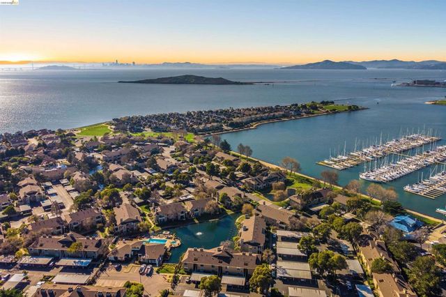 6 Schooner Ct, Richmond, CA 94804