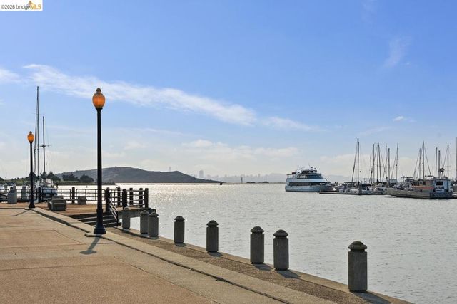 6 Schooner Ct, Richmond, CA 94804