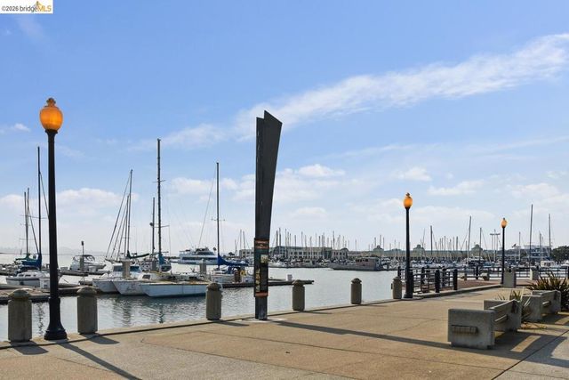6 Schooner Ct, Richmond, CA 94804
