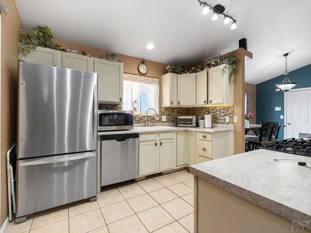 675 E McClave Dr, Pueblo, CO 81007