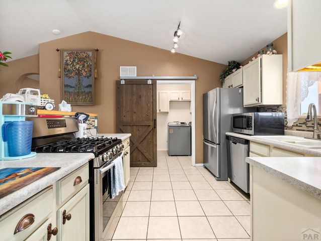 675 E McClave Dr, Pueblo, CO 81007