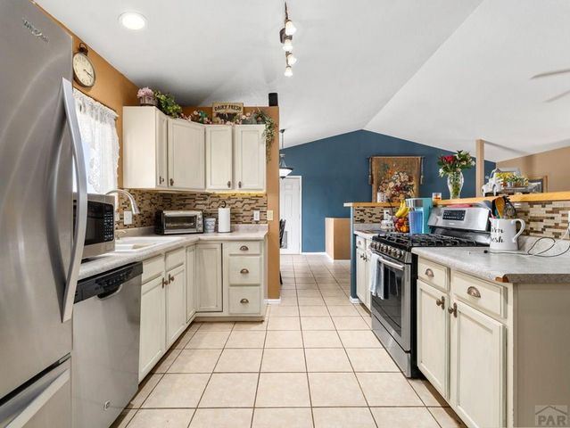 675 E McClave Dr, Pueblo, CO 81007