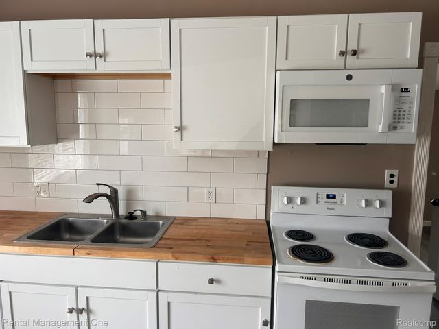 23019 Tuscany Avenue, Eastpointe, MI 48021