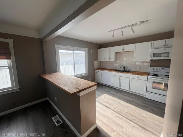 23019 Tuscany Avenue, Eastpointe, MI 48021