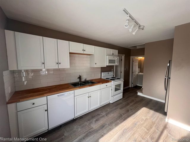23019 Tuscany Avenue, Eastpointe, MI 48021