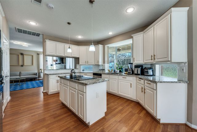 2106 Hunter Place Lane, Arlington, TX 76006