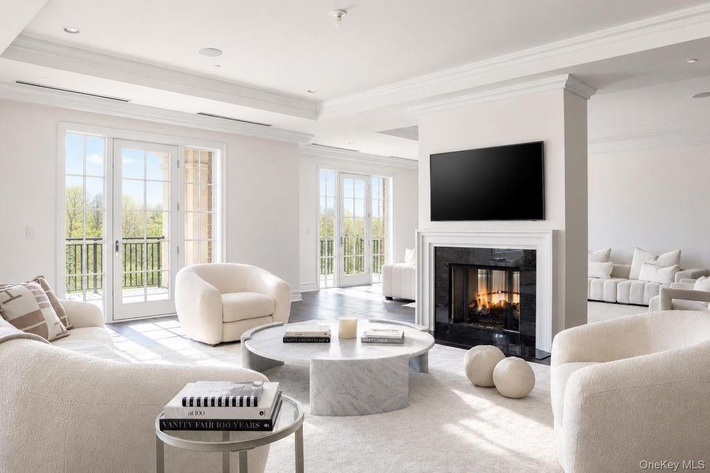3000 Royal Court 3211, North Hills, NY 11040 — exterior