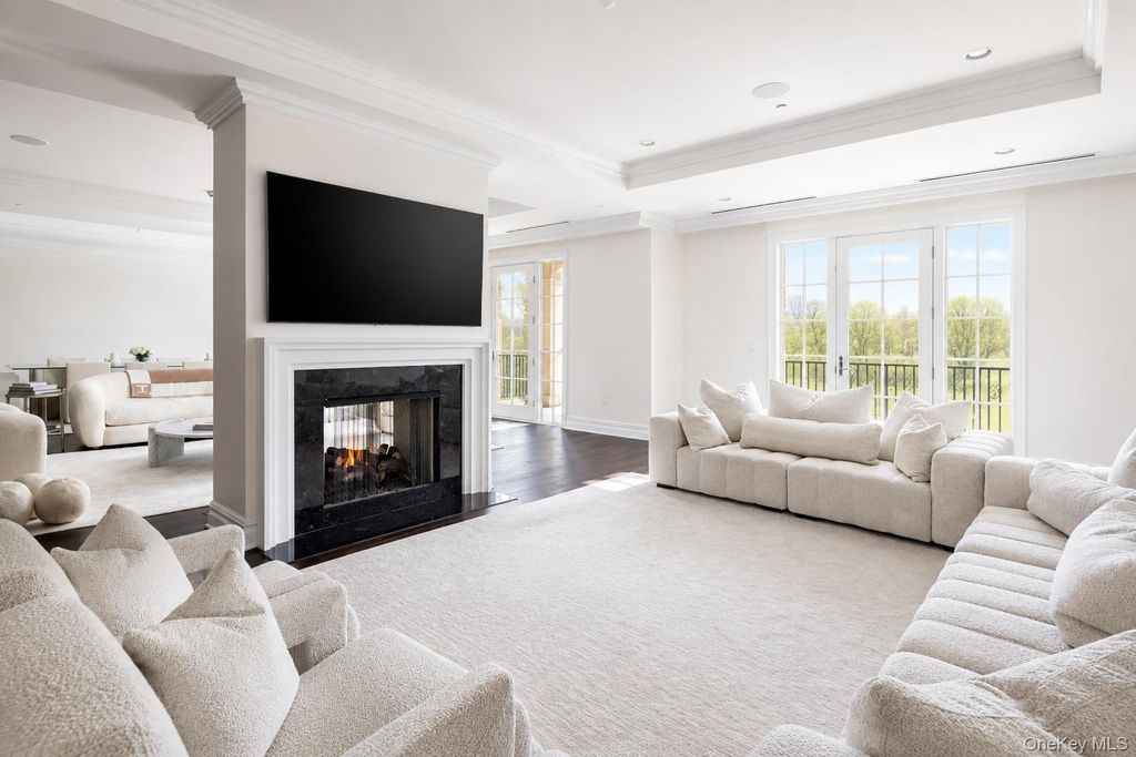 3000 Royal Court 3211, North Hills, NY 11040 — photo 2
