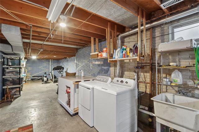 1026 Village Green Blvd, Iowa City, IA 52240