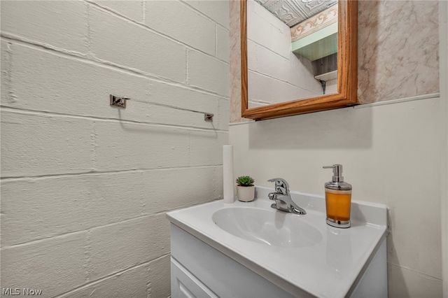 6033 Stearns Road, North Olmsted, OH 44070