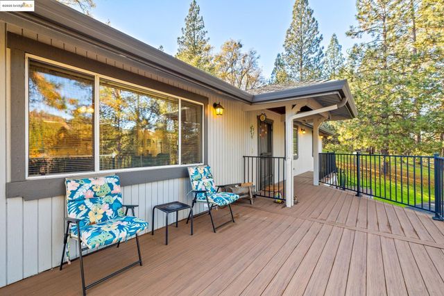 19621 Cottonwood St, Groveland, CA 95321