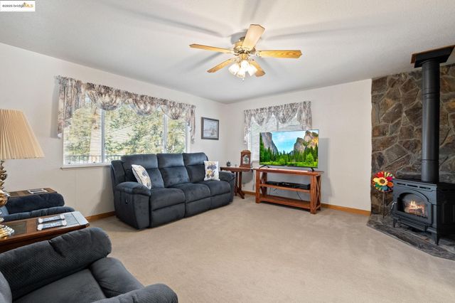 19621 Cottonwood St, Groveland, CA 95321