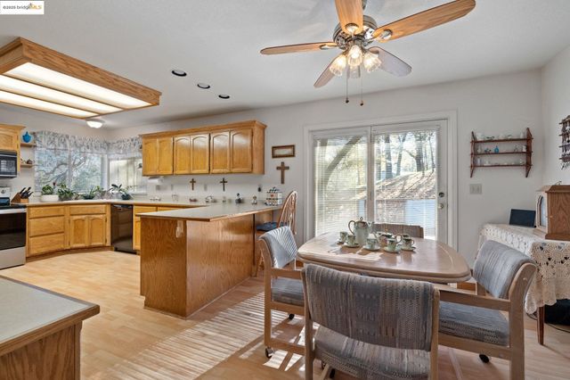 19621 Cottonwood St, Groveland, CA 95321