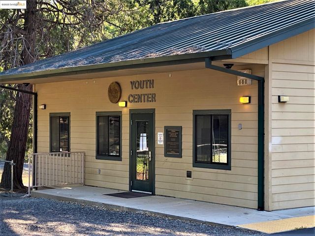 19621 Cottonwood St, Groveland, CA 95321