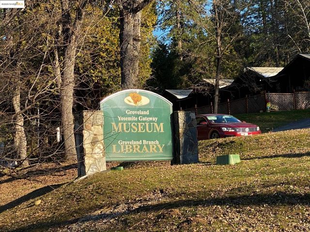 19621 Cottonwood St, Groveland, CA 95321